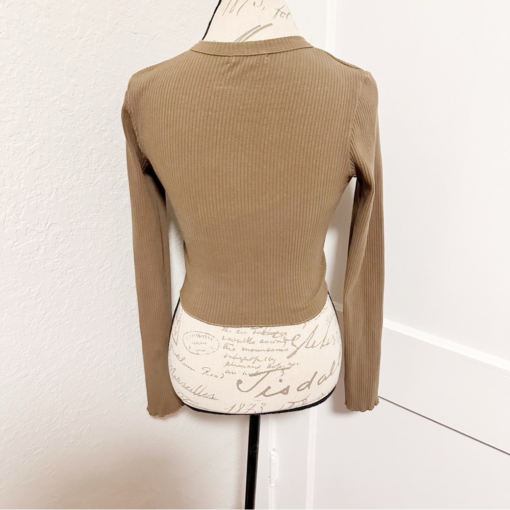 Good American Essential Cropped Cardigan in Sepia - Picture 6 of 8
